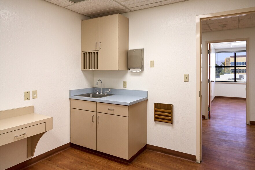 More Photos Of 2020 Palomino Ln, Las Vegas Medical For Lease