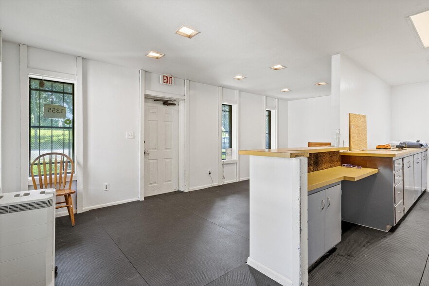 More Photos Of 1355 E Lafayette St, Tallahassee Veterinarian Kennel For Sale