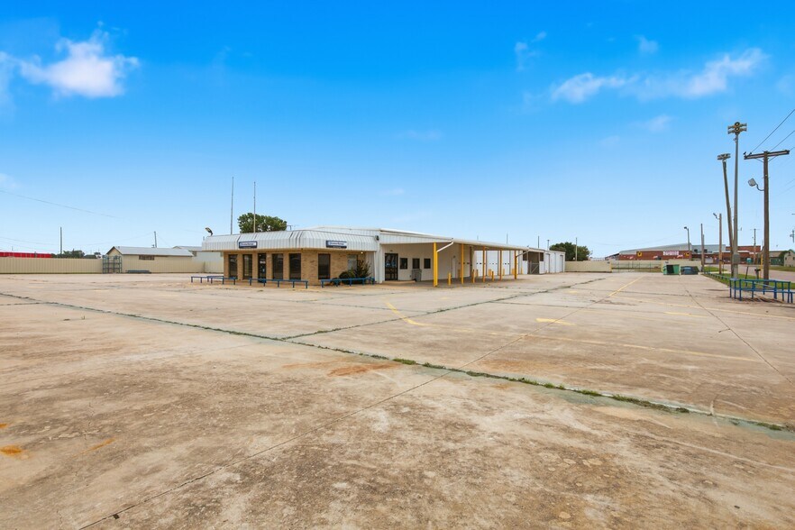 More Photos Of 1300 N Broadway Ave, Ada Warehouse For Sale