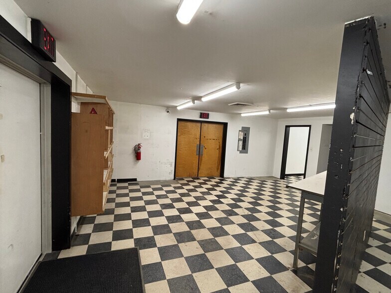 More Photos Of 29 Stillwater Ave, Orono Showroom For Lease