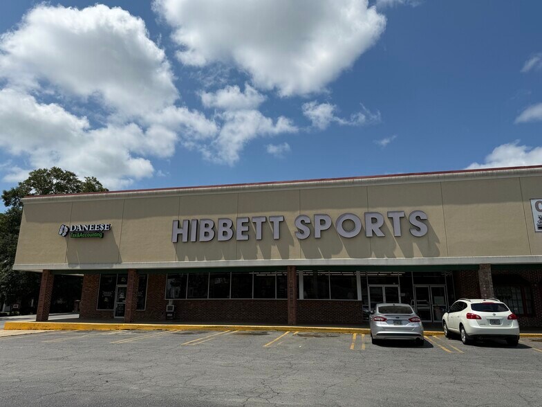 More Photos Of 850 College St, Eastman General Retail For Sale