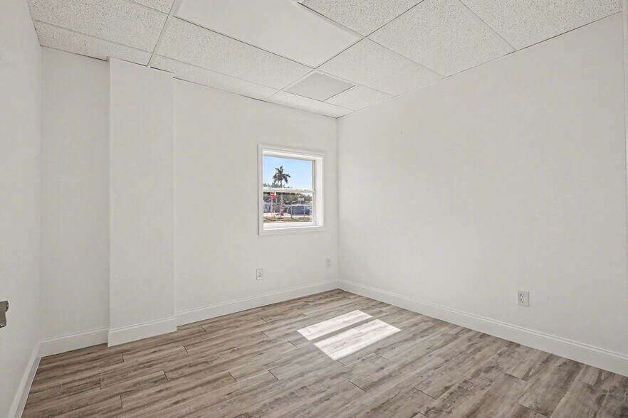 More Photos Of 1288 N Tamiami Trl, North Fort Myers Office For Lease