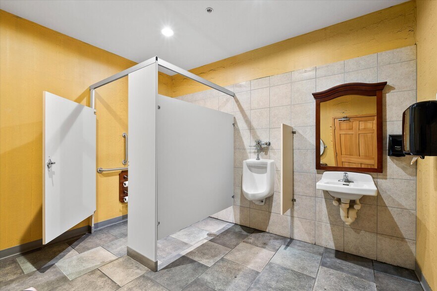 More Photos Of 212 Main St, Oneida General Retail For Sale