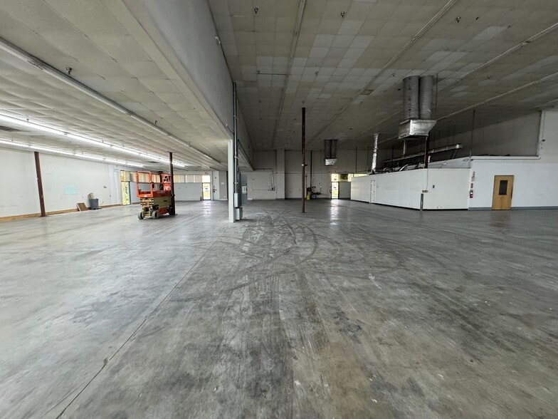 More Photos Of 889 Seahawk Cir, Virginia Beach Manufacturing For Lease