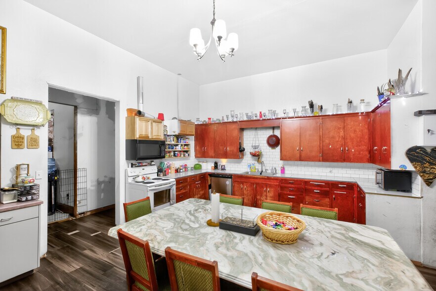 More Photos Of 100 Main St, Moro Specialty For Sale