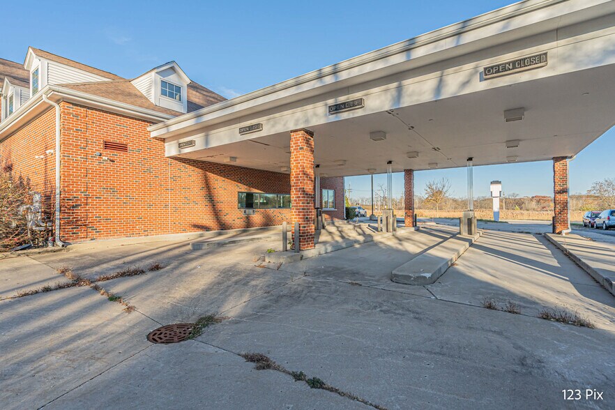 More Photos Of 41412 N Route 83, Antioch Office For Sale
