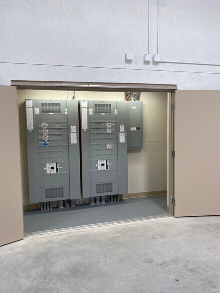 More Photos Of 8950 66th Ct N, Pinellas Park Warehouse For Lease