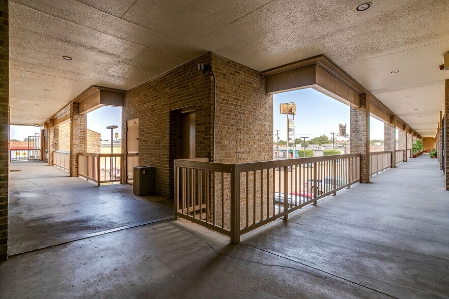 More Photos Of 5801 Curzon Ave, Fort Worth General Retail For Lease