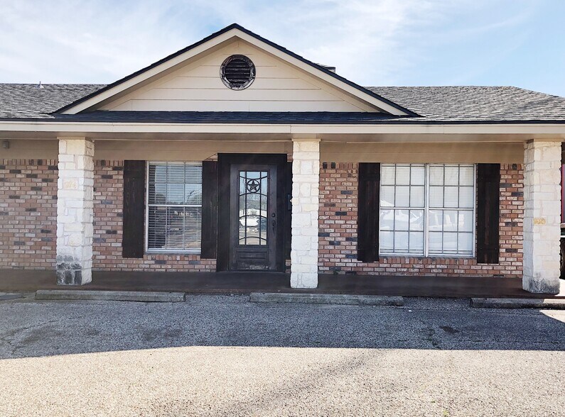 Primary Photo Of 815-817 Lake Air Dr, Waco Office For Lease