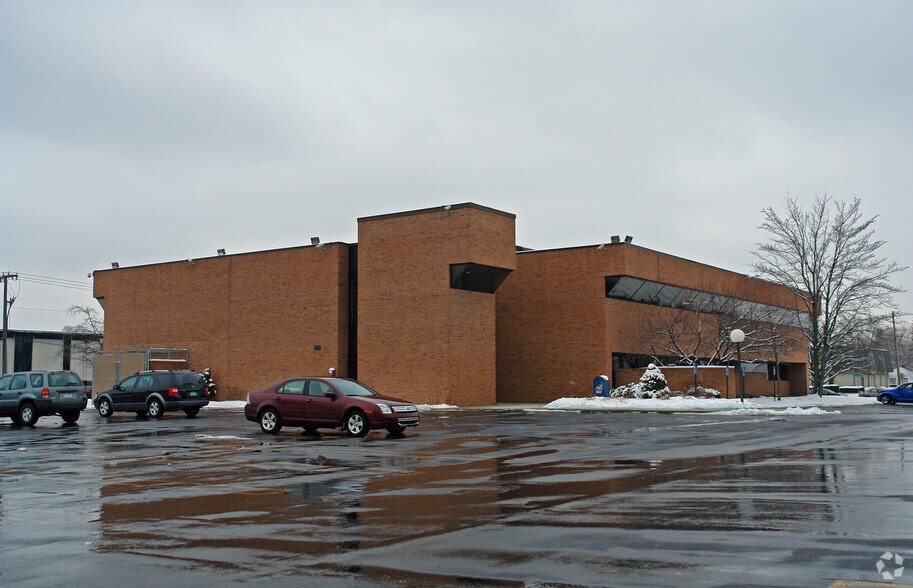 More Photos Of 16800 W Twelve Mile Rd, Southfield Medical For Lease