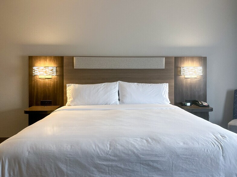 More Photos Of 601 N Sonoma Trl, Ennis Hotel For Sale