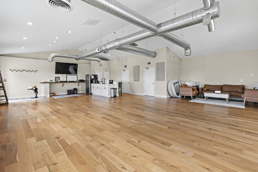 More Photos Of 6500 Saint Helena Ave, Dundalk Office For Sale