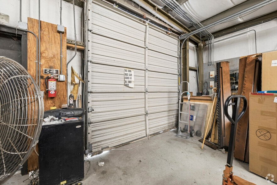 More Photos Of 1076 Sunset Blvd, West Columbia Showroom For Lease