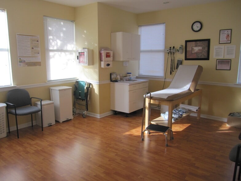 More Photos Of 199 Broad St, Bloomfield Medical For Lease