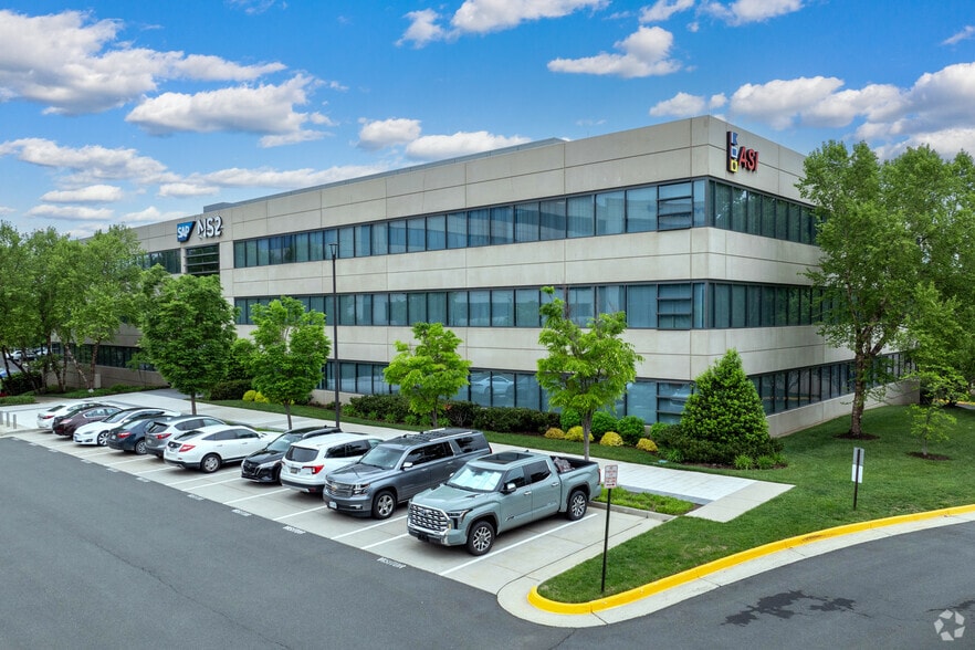 More Photos Of 15040 Conference Center Dr, Chantilly Office For Lease