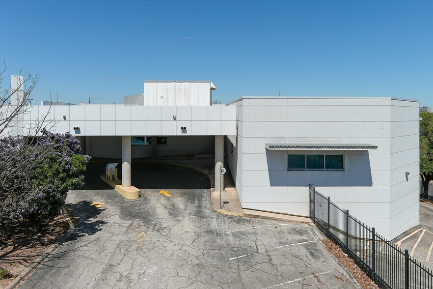 More Photos Of 7000 San Pedro Ave, San Antonio Office For Sale