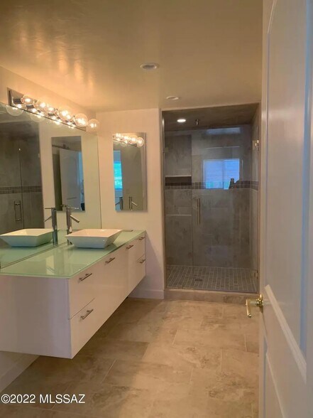 More Photos Of 104 N Center Way, Benson Auto Repair For Sale