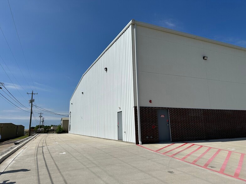 More Photos Of 1201 E Houston St, Broken Arrow Refrigeration Cold Storage For Sale