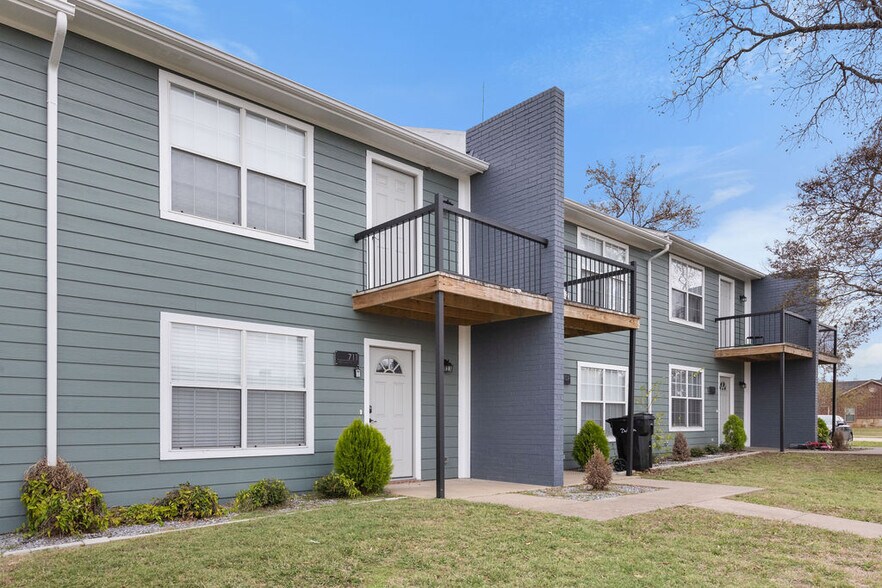 More Photos Of 705-715 W Crawford St, Denison Apartments For Sale
