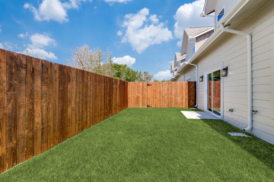 More Photos Of 6655 Mountain Trl, Dallas Apartments For Sale