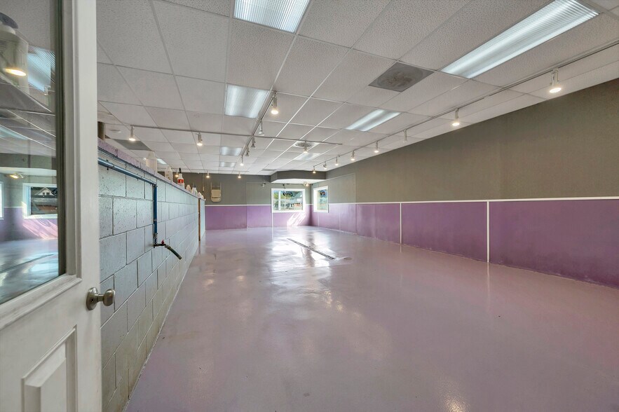 More Photos Of 1279 E Mason St, Green Bay Storefront For Sale