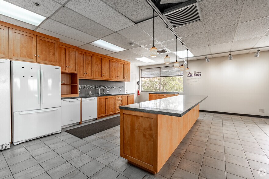 More Photos Of 2711-2717 Winona Ave, Burbank Research And Development For Sale