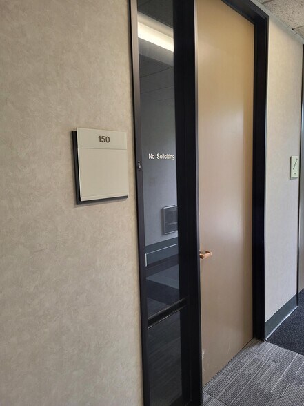 More Photos Of 8465 Keystone Crossing, Indianapolis Office Residential For Lease