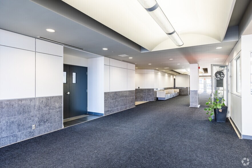 More Photos Of 3131 Boul Saint-Martin O, Laval Office For Lease