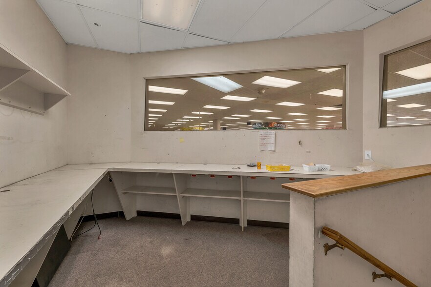 More Photos Of 15 Mont Vernon St, Milford Freestanding For Lease