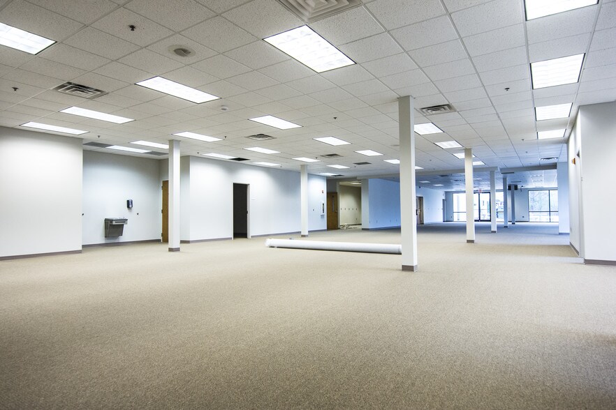 More Photos Of 100 Gardner Park, Peachtree City Warehouse For Lease