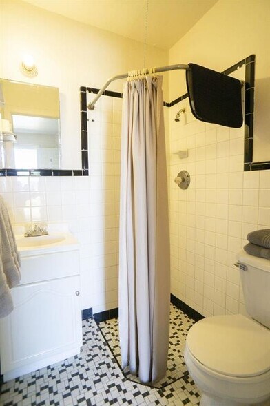 More Photos Of 215 SW 6th St, Mooreland Hotel For Sale