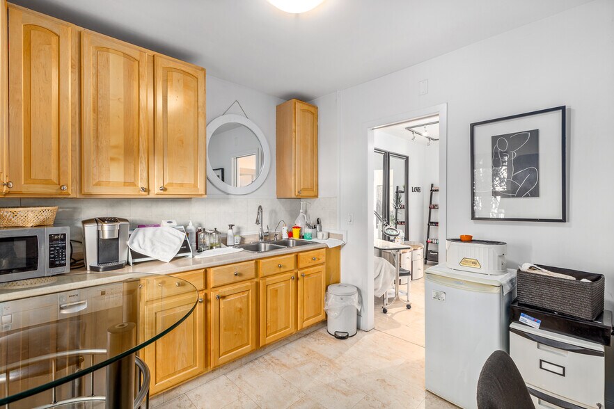 More Photos Of 2032 34th Ave SW, Calgary Office For Sale