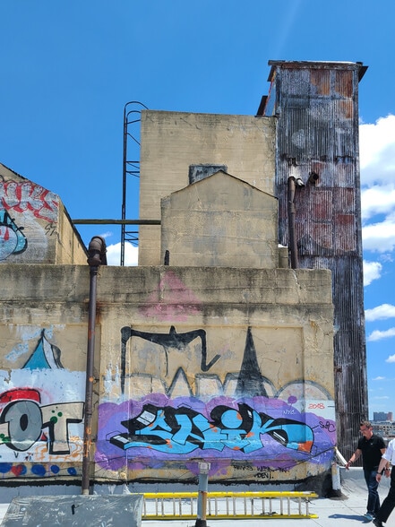 More Photos Of 310 Meserole St, Brooklyn Flex For Lease