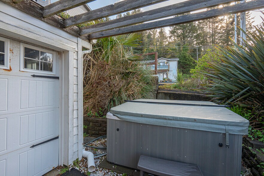 More Photos Of 25 NE Clarke St, Depoe Bay Specialty For Sale