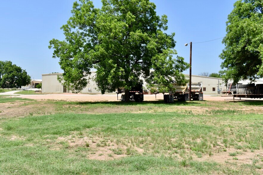 More Photos Of 1009 2nd st, Brady Industrial For Sale