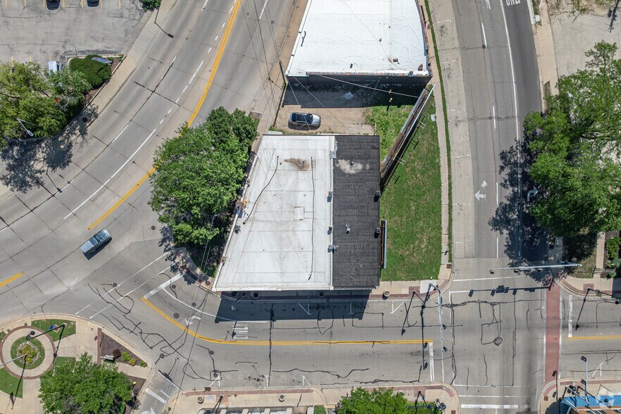 More Photos Of 102-106 7th St, Rockford Storefront Retail Residential For Sale