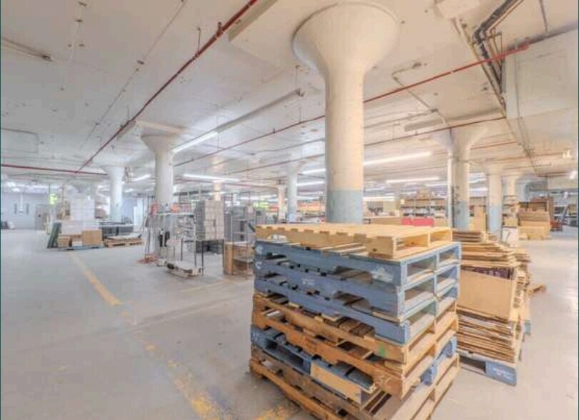 More Photos Of 6674 Av De L'esplanade, Montréal Industrial For Lease