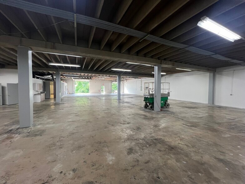 More Photos Of 724 Montana Dr, Charlotte Warehouse For Lease