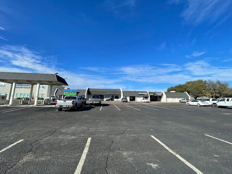 More Photos Of 809 Gallagher Dr, Sherman General Retail For Sale