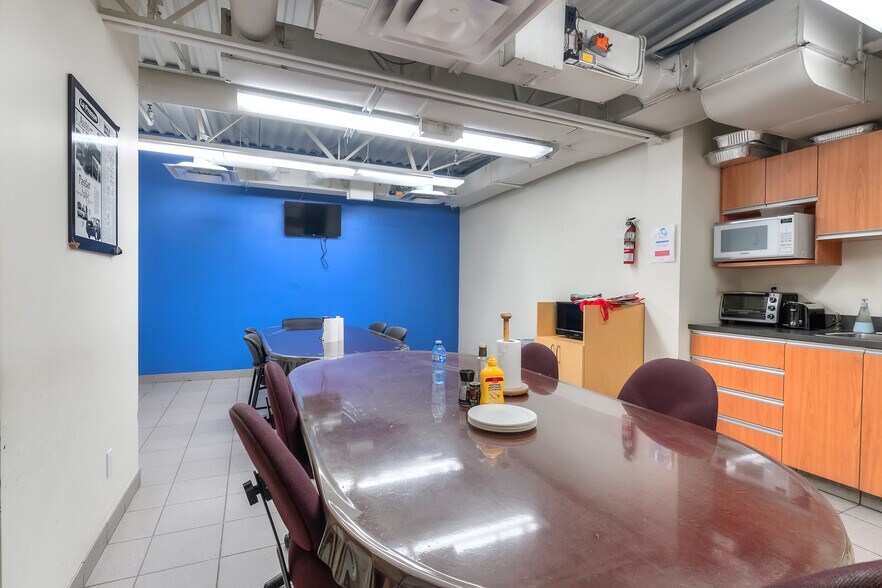 More Photos Of 280 Rue Young, Montréal Auto Repair For Lease