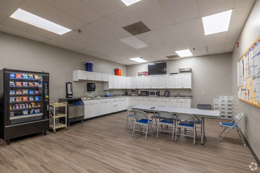 More Photos Of 1805 Riverway Dr, Pekin Distribution For Sale