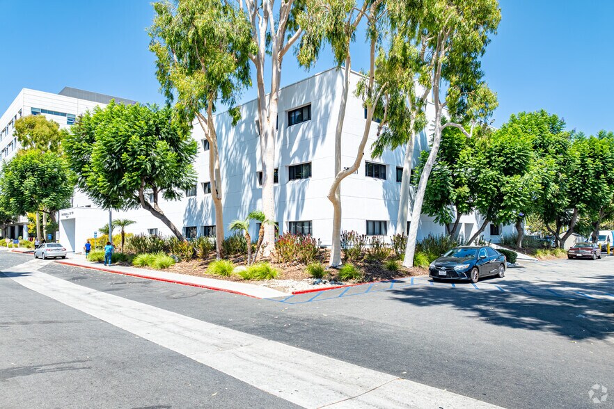 More Photos Of 15211 Vanowen St, Van Nuys Medical For Lease