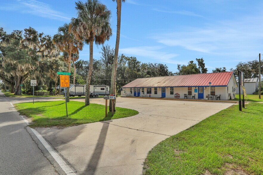 More Photos Of 413 Elm St, Welaka Freestanding For Sale