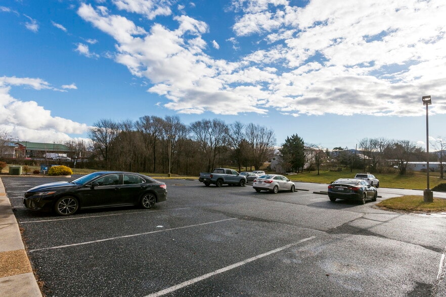 More Photos Of 9986 Spotswood Trl, Mc Gaheysville Office For Lease