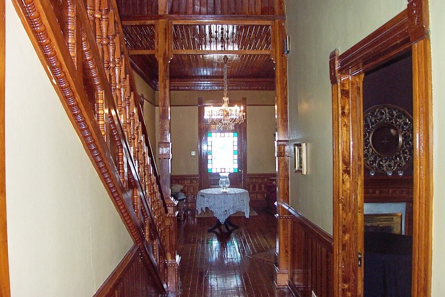 More Photos Of 27 Sycamore St, Jefferson Specialty For Lease