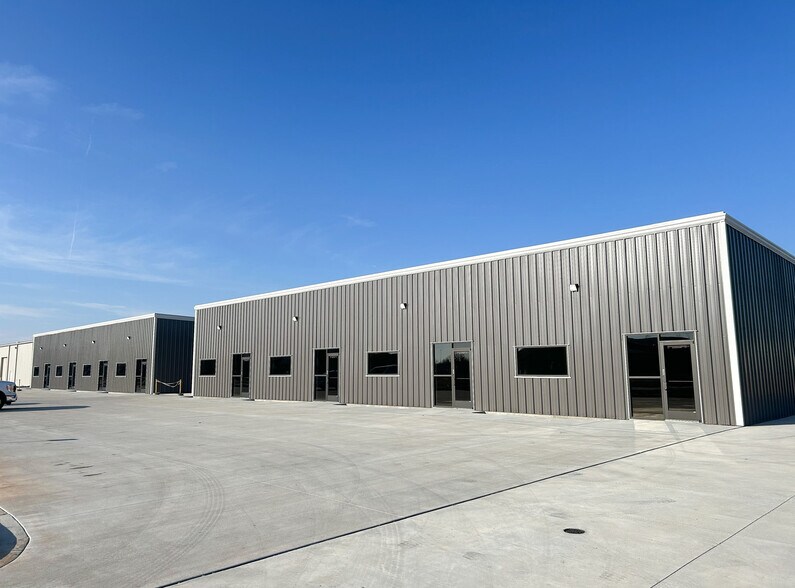 Primary Photo Of 3725-3729 N Ridgewood St, Wichita Light Distribution For Lease