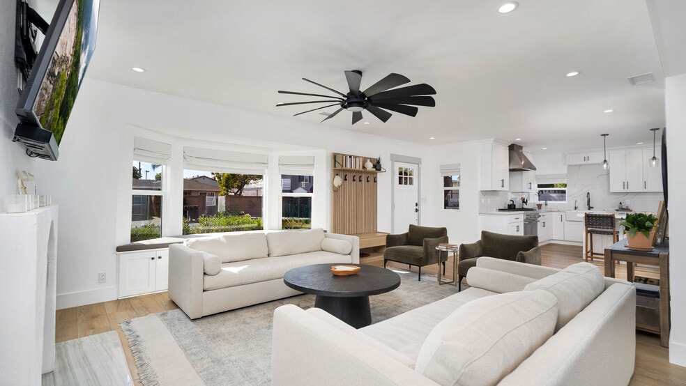 More Photos Of 308 E 18th St, Costa Mesa Shelter For Sale