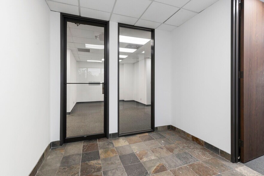 More Photos Of 17510 Red Oak Dr, Houston Office For Sale