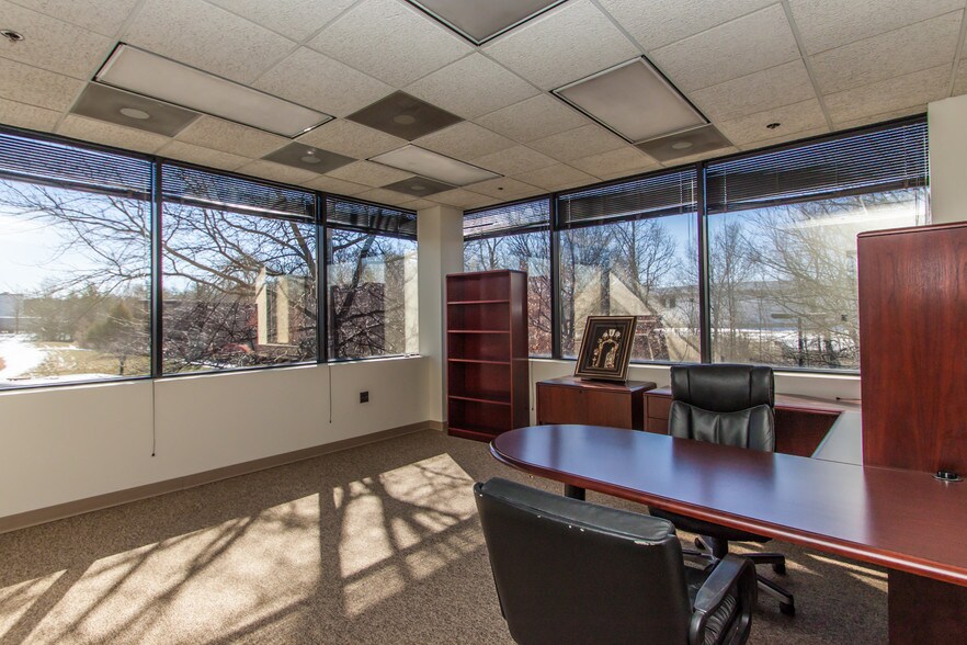 More Photos Of 45645 Willow Pond Plz, Sterling Office For Sale