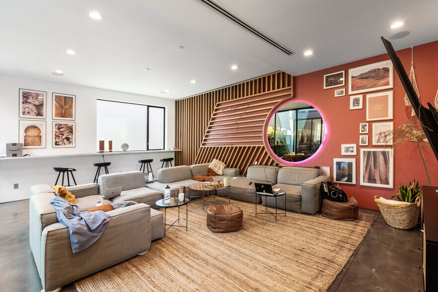 More Photos Of 2478 Penmar Ave, Venice Dormitory For Sale